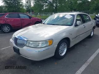 ✅ 2001 Lincoln Town Car Cartier • VIN: 1LNHM83W01Y728728 • Lot: 42318036. Wystawiony na IAAI z przebiegiem 129 136 mil. Bezpłatny archiwum sprzedaży aukcyjnych z USA i szczegółowy raport historii pojazdu na DreamBid. Zdjęcie 2.