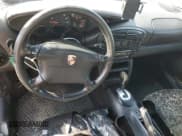 ✅ 1997 Porsche Boxster • VIN: WP0CA2985VS621244 • Lot: 75018754. Wystawiony na Copart z przebiegiem Nie podano. Bezpłatny archiwum sprzedaży aukcyjnych z USA i szczegółowy raport historii pojazdu na DreamBid. Zdjęcie 8.