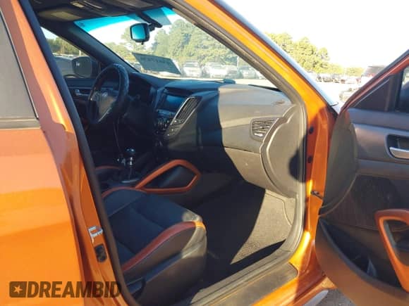 2016 Hyundai Veloster Turbo z VIN KMHTC6AE7GU293136, wystawiony jako IAAI lot #43617436 z przebiegiem 104 577 mil mil oraz . Historia ofert i sprzedaży dostępna na DreamBid. Obrazek 5.