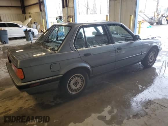 1989 BMW 3 Series 325i with VIN WBAAD2305KED23370, listed as a Copart auction lot 43777225 with 194,949 mi miles and Salvage title. Bid and sale history available at DreamBid. Image 3.