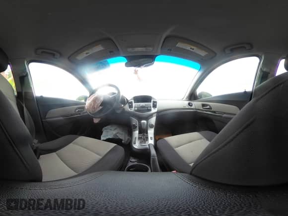 2012 Chevrolet Cruze LS z VIN 1G1PC5SHXC7312918, wystawiony jako IAAI lot #42380000 z przebiegiem 204 452 mil mil oraz . Historia ofert i sprzedaży dostępna na DreamBid. Obrazek 18.