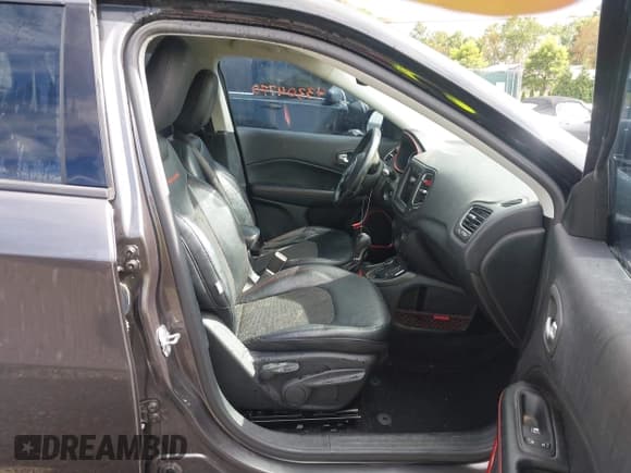 ✅ 2017 Jeep Compass Trailhawk • VIN: 3C4NJDDB3HT675054 • Lot: 43304770. Wystawiony na IAAI z przebiegiem 254 162 mil. Bezpłatny archiwum sprzedaży aukcyjnych z USA i szczegółowy raport historii pojazdu na DreamBid. Zdjęcie 5.