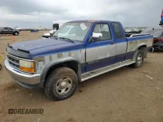 1995 Dodge Dakota z VIN 1B7GG23Y4SS124349, wystawiony jako Copart lot #55723114 z przebiegiem 136 156 mil mil oraz Czysty tytuł • Clean title. Historia ofert i sprzedaży dostępna na DreamBid. Obrazek 1.