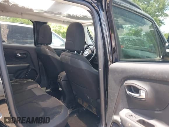 ✅ 2018 Jeep Renegade Latitude • VIN: ZACCJBBB2JPH59443 • Lot: 42555557. Wystawiony na IAAI z przebiegiem 66 689 mil. Bezpłatny archiwum sprzedaży aukcyjnych z USA i szczegółowy raport historii pojazdu na DreamBid. Zdjęcie 8.