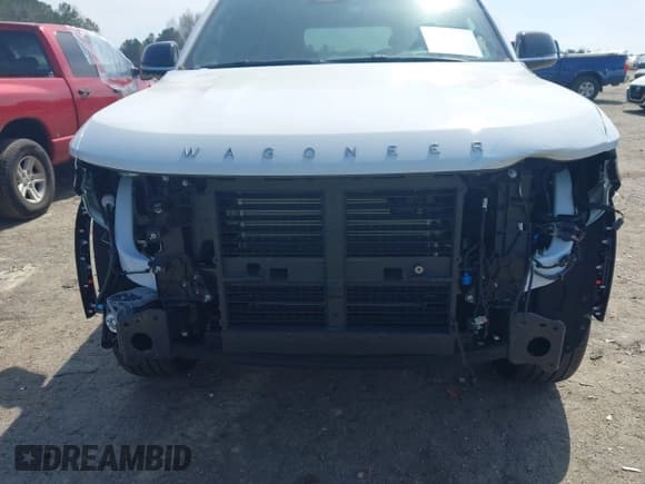 ✅ 2023 Jeep Wagoneer Series III • VIN: 1C4SJSDP4PS503179 • Lot: 41780440. Wystawiony na IAAI z przebiegiem 12 565 mil. Bezpłatny archiwum sprzedaży aukcyjnych z USA i szczegółowy raport historii pojazdu na DreamBid. Zdjęcie 19.