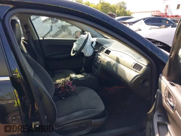 2014 Chevrolet Impala Police Police z VIN 2G1WD5E32E1152784, wystawiony jako IAAI lot #42370670 z przebiegiem 150 931 mil mil oraz . Historia ofert i sprzedaży dostępna na DreamBid. Obrazek 5.