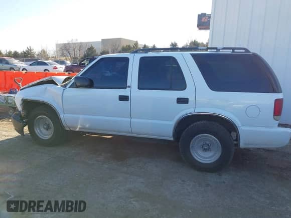 2000 Chevrolet Blazer LS z VIN 1GNCS13WXY2110705, wystawiony jako IAAI lot #41287699 z przebiegiem 214 754 mil mil oraz . Historia ofert i sprzedaży dostępna na DreamBid. Obrazek 14.