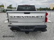 ✅ 2022 Chevrolet Silverado 1500 LT Trail Boss • VIN: 3GCUDFED8NG596000 • Lot: 71113755. Wystawiony na Copart z przebiegiem 14 037 mil. Bezpłatny archiwum sprzedaży aukcyjnych z USA i szczegółowy raport historii pojazdu na DreamBid. Zdjęcie 6.