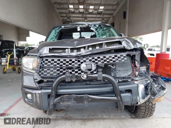 ✅ 2018 Toyota Tundra SR5 • VIN: 5TFDW5F10JX687521 • Lot: 43216895. Wystawiony na IAAI z przebiegiem 107 616 mil. Bezpłatny archiwum sprzedaży aukcyjnych z USA i szczegółowy raport historii pojazdu na DreamBid. Zdjęcie 13.