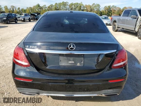 ✅ 2018 Mercedes-Benz E 300 • VIN: WDDZF4JB1JA301102 • Lot: 71620095. Wystawiony na Copart z przebiegiem Nie podano. Bezpłatny archiwum sprzedaży aukcyjnych z USA i szczegółowy raport historii pojazdu na DreamBid. Zdjęcie 6.