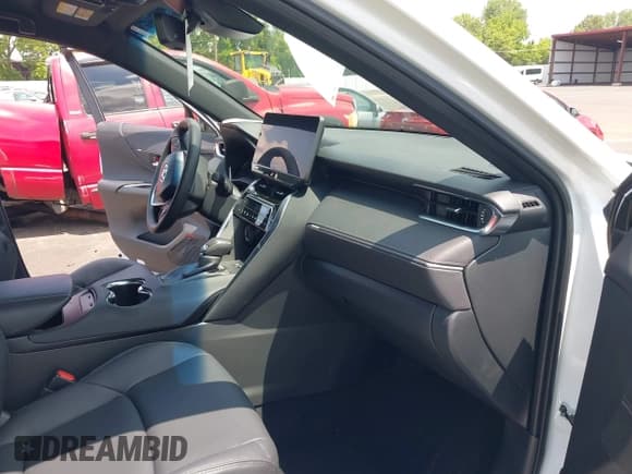 ✅ 2024 Toyota Venza LE • VIN: JTEAAAAH3RJ155432 • Lot: 42584092. Wystawiony na IAAI z przebiegiem 4 360 mil. Bezpłatny archiwum sprzedaży aukcyjnych z USA i szczegółowy raport historii pojazdu na DreamBid. Zdjęcie 5.