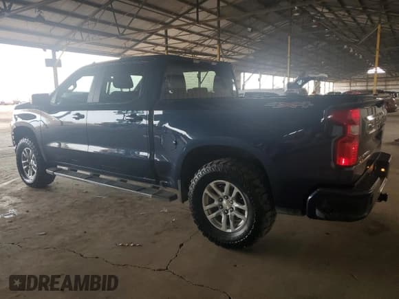 ✅ 2021 Chevrolet Silverado 1500 LT • VIN: 1GCUYDET9MZ264338 • Lot: 82922704. Wystawiony na Copart z przebiegiem 50 606 mil. Bezpłatny archiwum sprzedaży aukcyjnych z USA i szczegółowy raport historii pojazdu na DreamBid. Zdjęcie 2.