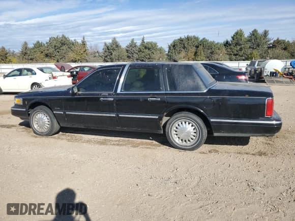 ✅ 1997 Lincoln Town Car Signature • VIN: 1LNLM82W2VY619947 • Lot: 91347265. Listed on Copart with 106,087 mi. Free auction sales archive from the USA and detailed vehicle history report at DreamBid. Image 2.