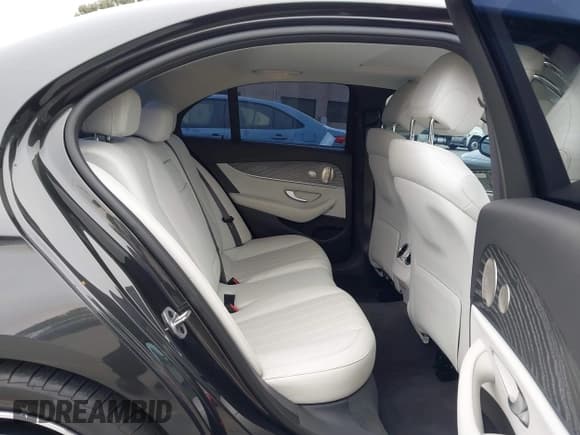 ✅ 2022 Mercedes-Benz E 350 • VIN: W1KZF8DB7NB078518 • Lot: 43561363. Listed on IAAI with 30,849 mi. Free auction sales archive from the USA and detailed vehicle history report at DreamBid. Image 8.