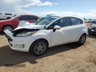 ✅ 2018 Ford Fiesta SE • VIN: 3FADP4EJ7JM114006 • Lot: 63879595. Wystawiony na Copart z przebiegiem 70 044 mil. Bezpłatny archiwum sprzedaży aukcyjnych z USA i szczegółowy raport historii pojazdu na DreamBid. Zdjęcie 1.