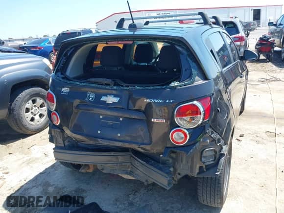 2015 Chevrolet Sonic LT z VIN 1G1JC6SB0F4182953, wystawiony jako IAAI lot #39697891 z przebiegiem 78 983 mil mil oraz . Historia ofert i sprzedaży dostępna na DreamBid. Obrazek 6.