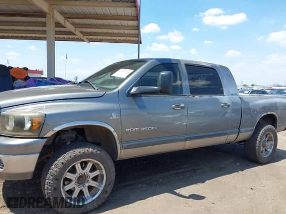 2006 Dodge 3500 SLT z VIN 3D7LX39C16G201259, wystawiony jako IAAI lot #42363134 z przebiegiem 210 839 mil mil oraz . Historia ofert i sprzedaży dostępna na DreamBid. Obrazek 14.