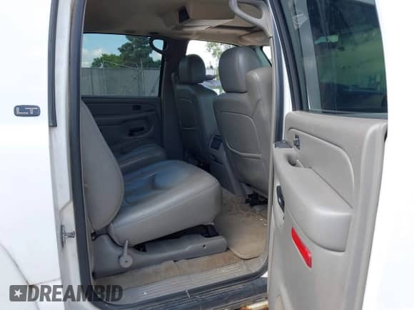 2005 Chevrolet Suburban LS z VIN 1GNFK16ZX5J202174, wystawiony jako IAAI lot #42670445 z przebiegiem 228 129 mil mil oraz . Historia ofert i sprzedaży dostępna na DreamBid. Obrazek 8.