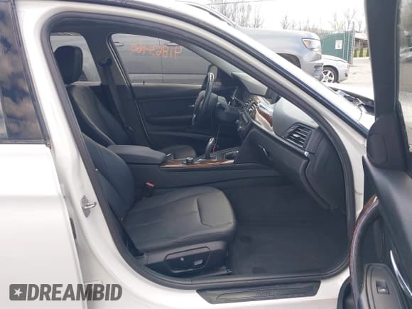 ✅ 2015 BMW 3 Series 328i • VIN: WBA3C1C56FK118629 • Lot: 41863460. Wystawiony na IAAI z przebiegiem 83 176 mil. Bezpłatny archiwum sprzedaży aukcyjnych z USA i szczegółowy raport historii pojazdu na DreamBid. Zdjęcie 5.