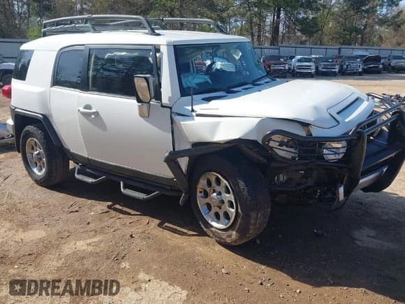 ✅ 2013 Toyota FJ Cruiser • VIN: JTEBU4BF2DK157752 • Lot: 41823666. Wystawiony na IAAI z przebiegiem 109 005 mil. Bezpłatny archiwum sprzedaży aukcyjnych z USA i szczegółowy raport historii pojazdu na DreamBid. Zdjęcie 1.