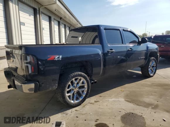 ✅ 2011 Chevrolet Silverado 1500 LT • VIN: 1GCPKSE38BF141342 • Лот: 69929484. Опубликован ранее на Copart с пробегом 233 296 миль. Бесплатный доступ к архиву аукционных продаж из США и подробный отчёт об истории автомобиля на DreamBid. Изображение 3.