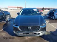 ✅ 2022 Mazda CX-30 S Carbon Edition • VIN: 3MVDMBCL4NM425196 • Lot: 43605916. Wystawiony na IAAI z przebiegiem 64 981 mil. Bezpłatny archiwum sprzedaży aukcyjnych z USA i szczegółowy raport historii pojazdu na DreamBid. Zdjęcie 13.