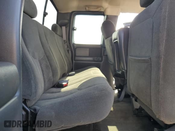 ✅ 2004 Chevrolet Silverado 2500HD LS • VIN: 1GCHK29U54E393775 • Lot: 54620215. Wystawiony na Copart z przebiegiem 207 992 mil. Bezpłatny archiwum sprzedaży aukcyjnych z USA i szczegółowy raport historii pojazdu na DreamBid. Zdjęcie 10.