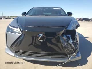 ✅ 2023 Lexus RZ 450e Premium • VIN: JTJAAAAB9PA007912 • Lot: 79579694. Wystawiony na Copart z przebiegiem 18 443 mil. Bezpłatny archiwum sprzedaży aukcyjnych z USA i szczegółowy raport historii pojazdu na DreamBid. Zdjęcie 5.