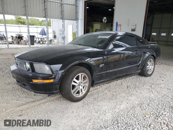 ✅ 2006 Ford Mustang GT Deluxe • VIN: 1ZVHT82H965213680 • Lot: 80525525. Wystawiony na Copart z przebiegiem 161 509 mil. Bezpłatny archiwum sprzedaży aukcyjnych z USA i szczegółowy raport historii pojazdu na DreamBid. Zdjęcie 1.