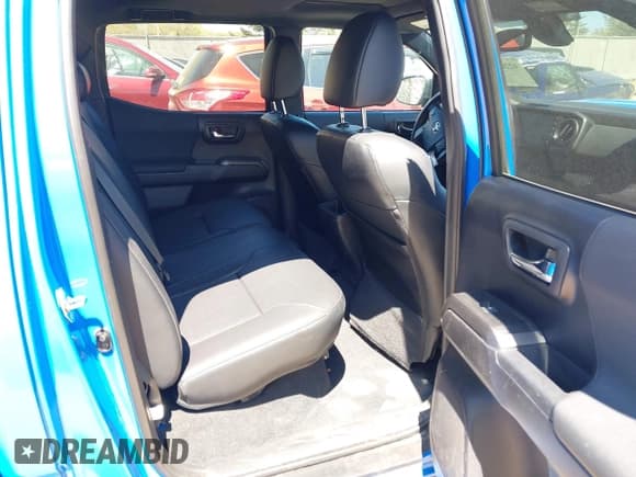 ✅ 2020 Toyota Tacoma SR5 • VIN: 3TMCZ5AN5LM337632 • Lot: 42203628. Listed on IAAI with 39,831 mi. Free auction sales archive from the USA and detailed vehicle history report at DreamBid. Image 8.