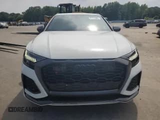 ✅ 2024 Audi RS Q8 • VIN: WU1ARBF19RD000254 • Lot: 61815085. Wystawiony na Copart z przebiegiem 10 855 mil. Bezpłatny archiwum sprzedaży aukcyjnych z USA i szczegółowy raport historii pojazdu na DreamBid. Zdjęcie 5.