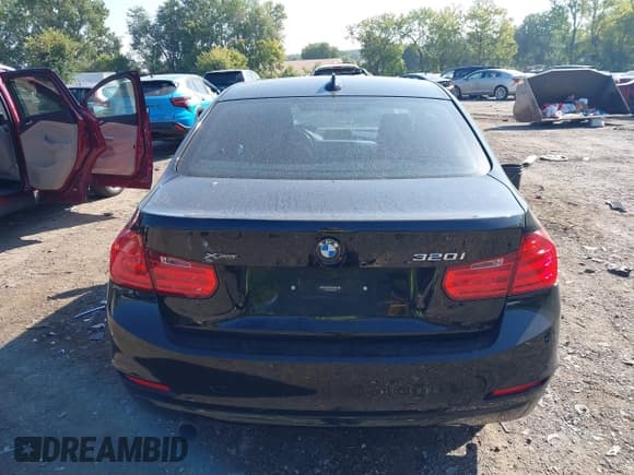 ✅ 2015 BMW 3 Series 320i xDrive • VIN: WBA3C3C5XFP664753 • Lot: 43230084. Listed on IAAI with 126,162 mi. Free auction sales archive from the USA and detailed vehicle history report at DreamBid. Image 16.