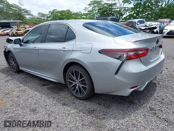 2022 Toyota Camry SE z VIN 4T1T11AK6NU643562, wystawiony jako IAAI lot #42478394 z przebiegiem 27 570 mil mil oraz . Historia ofert i sprzedaży dostępna na DreamBid. Obrazek 3.