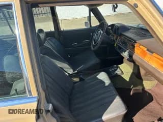 ✅ 1973 Mercedes-Benz 280 • VIN: 10806812019410 • Лот: 50894725. Опубликован ранее на Copart с пробегом 44 712 миль. Бесплатный доступ к архиву аукционных продаж из США и подробный отчёт об истории автомобиля на DreamBid. Изображение 5.