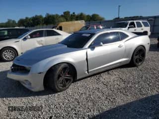 2010 Chevrolet Camaro 2SS с VIN 2G1FT1EW0A9141462, выставлен на аукционе Copart как лот 71282615 с пробегом 84 857 миль миль и Списание • Salvage title. История ставок и продаж доступна на DreamBid. Изображение 1.