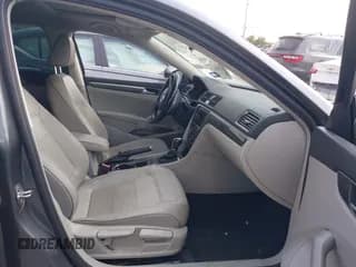 ✅ 2018 Volkswagen Passat SE • VIN: 1VWBA7A39JC008814 • Lot: 43273525. Wystawiony na IAAI z przebiegiem 99 047 mil. Bezpłatny archiwum sprzedaży aukcyjnych z USA i szczegółowy raport historii pojazdu na DreamBid. Zdjęcie 5.