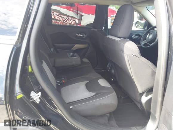 ✅ 2018 Jeep Cherokee Latitude • VIN: 1C4PJLCB4JD595102 • Lot: 43359901. Wystawiony na IAAI z przebiegiem Nie podano. Bezpłatny archiwum sprzedaży aukcyjnych z USA i szczegółowy raport historii pojazdu na DreamBid. Zdjęcie 8.