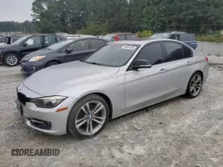 2013 BMW 3 Series 328i z VIN WBA3C1G51DNR44990, wystawiony jako Copart lot #84004395 z przebiegiem Nie podano mil oraz Czysty tytuł • Clean title. Historia ofert i sprzedaży dostępna na DreamBid. Obrazek 1.