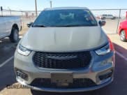 ✅ 2022 Chrysler Pacifica Hybrid Limited • VIN: 2C4RC1S79NR222225 • Лот: 41443021. Опубликован ранее на IAAI с пробегом 10 978 миль. Бесплатный доступ к архиву аукционных продаж из США и подробный отчёт об истории автомобиля на DreamBid. Изображение 13.