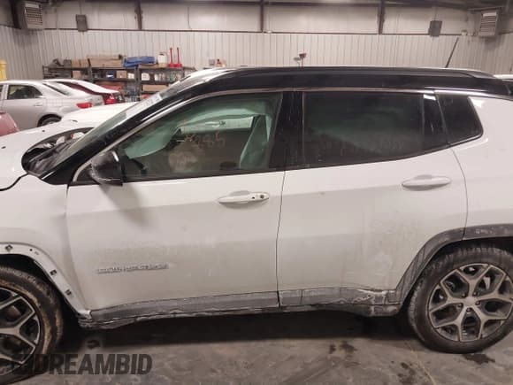 ✅ 2024 Jeep Compass Limited • VIN: 3C4NJDCN6RT129393 • Lot: 41625271. Wystawiony na IAAI z przebiegiem 12 506 mil. Bezpłatny archiwum sprzedaży aukcyjnych z USA i szczegółowy raport historii pojazdu na DreamBid. Zdjęcie 14.