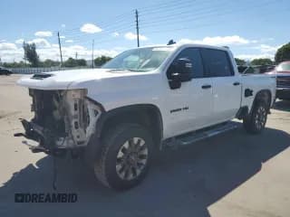 ✅ 2024 Chevrolet Silverado 2500HD Custom • VIN: 2GC4YMEY5R1116716 • Lot: 84232615. Wystawiony na Copart z przebiegiem 201 897 mil. Bezpłatny archiwum sprzedaży aukcyjnych z USA i szczegółowy raport historii pojazdu na DreamBid. Zdjęcie 1.