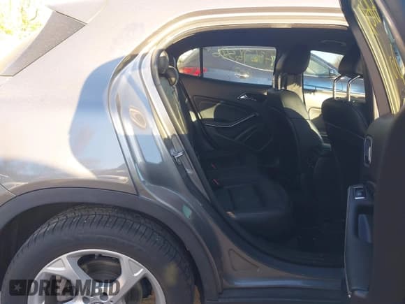 ✅ 2018 Mercedes-Benz GLA 250 • VIN: WDCTG4EB5JJ476132 • Lot: 43676386. Wystawiony na IAAI z przebiegiem 51 346 mil. Bezpłatny archiwum sprzedaży aukcyjnych z USA i szczegółowy raport historii pojazdu na DreamBid. Zdjęcie 8.