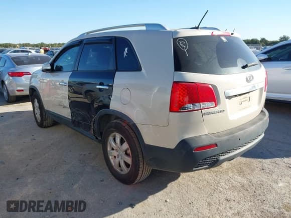 ✅ 2011 Kia Sorento LX • VIN: 5XYKT3A1XBG042231 • Lot: 43453018. Listed on IAAI with 298,613 mi. Free auction sales archive from the USA and detailed vehicle history report at DreamBid. Image 3.