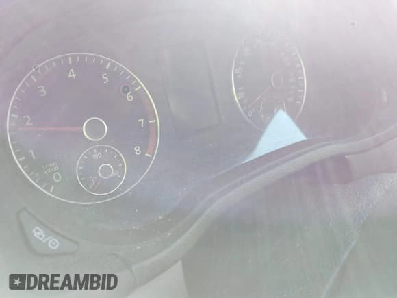 ✅ 2015 Volkswagen Passat S • VIN: 1VWAT7A34FC044696 • Lot: 41578529. Wystawiony na IAAI z przebiegiem 98 856 mil. Bezpłatny archiwum sprzedaży aukcyjnych z USA i szczegółowy raport historii pojazdu na DreamBid. Zdjęcie 7.