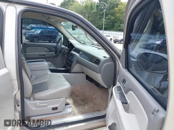 ✅ 2007 Chevrolet Suburban LTZ • VIN: 3GNFK163X7G217774 • Lot: 43051349. Listed on IAAI with 239,882 mi. Free auction sales archive from the USA and detailed vehicle history report at DreamBid. Image 5.