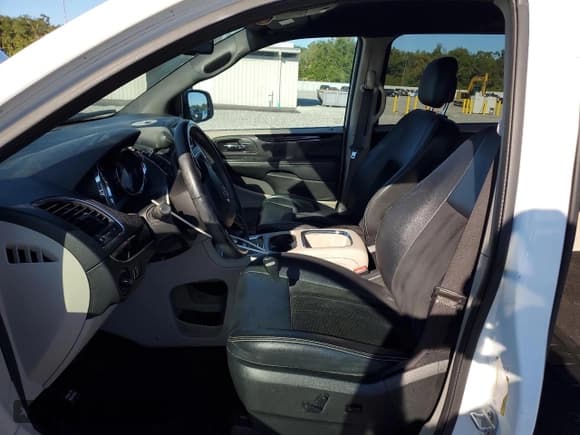 ✅ 2017 Dodge Grand Caravan SXT • VIN: 2C4RDGCG8HR865510 • Lot: 90317335. Wystawiony na Copart z przebiegiem 140 022 mil. Bezpłatny archiwum sprzedaży aukcyjnych z USA i szczegółowy raport historii pojazdu na DreamBid. Zdjęcie 7.