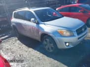 ✅ 2010 Toyota RAV4 Sport • VIN: JTMWF4DV9A5028941 • Lot: 41200105. Wystawiony na IAAI z przebiegiem 134 658 mil. Bezpłatny archiwum sprzedaży aukcyjnych z USA i szczegółowy raport historii pojazdu na DreamBid. Zdjęcie 1.