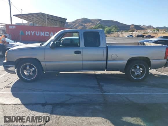 ✅ 2003 Chevrolet Silverado 1500 LS • VIN: 2GCEC19V931101936 • Lot: 43388856. Wystawiony na IAAI z przebiegiem 154 950 mil mil. Skorzystaj z bezpłatnego archiwum sprzedaży aukcyjnych z USA i zobacz szczegółowy raport historii pojazdu na DreamBid. Zdjęcie 14.