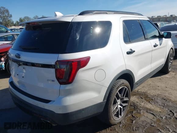 ✅ 2017 Ford Explorer Sport • VIN: 1FM5K8GT8HGE24250 • Lot: 43661057. Wystawiony na IAAI z przebiegiem 105 014 mil. Bezpłatny archiwum sprzedaży aukcyjnych z USA i szczegółowy raport historii pojazdu na DreamBid. Zdjęcie 4.