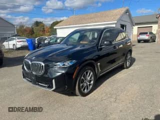 ✅ 2024 BMW X5 xDrive40i • VIN: 5UX23EU03R9S58320 • Лот: 90079735. Опубликован ранее на Copart с пробегом 54 519 миль. Бесплатный доступ к архиву аукционных продаж из США и подробный отчёт об истории автомобиля на DreamBid. Изображение 1.